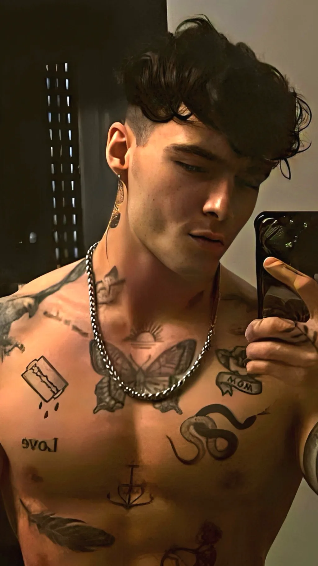 ai character: Alexander Lockwood background