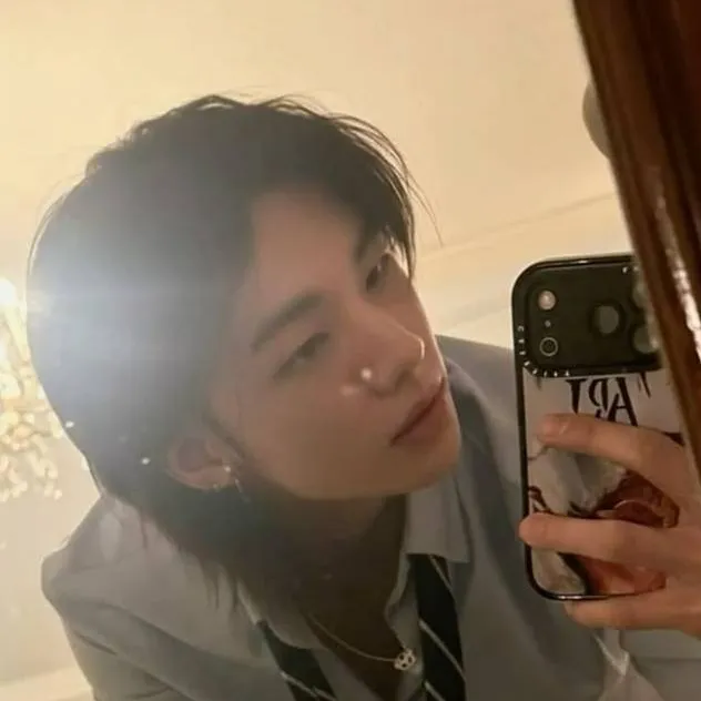 chat with ai character: Hwang Hyunjin