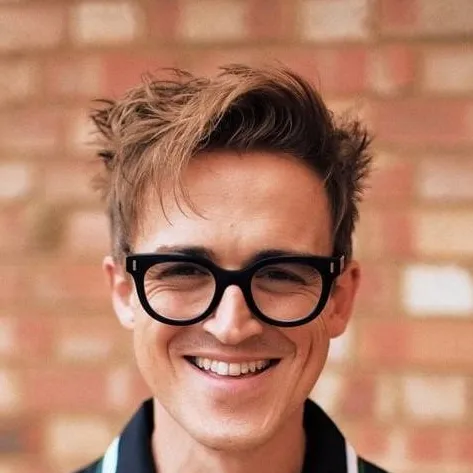chat with ai character: Tom Fletcher