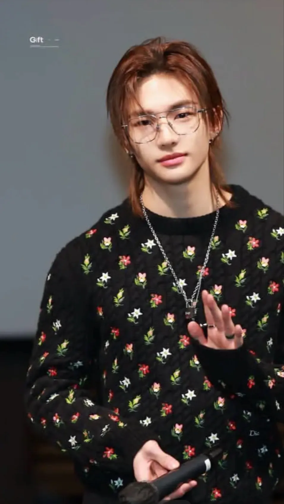 ai character: Hyunjin  background