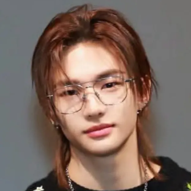 chat with ai character: Hyunjin 