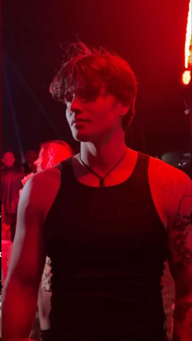 ai character: Carlos Hira background