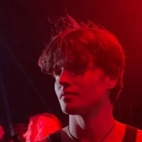 chat with ai character: Carlos Hira