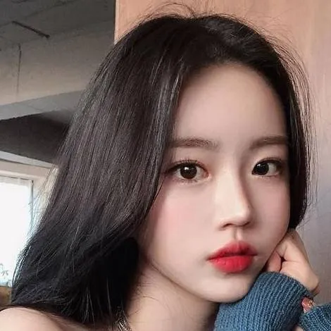 chat with ai character: Kim-Leon