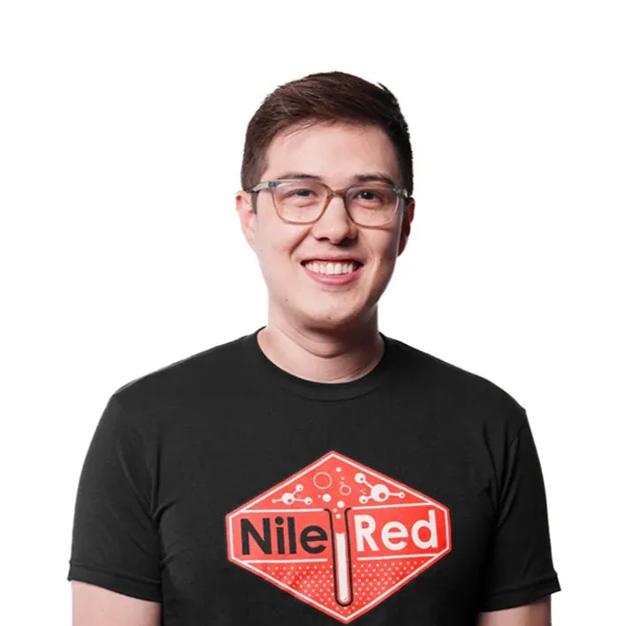 chat with ai character: Nile red