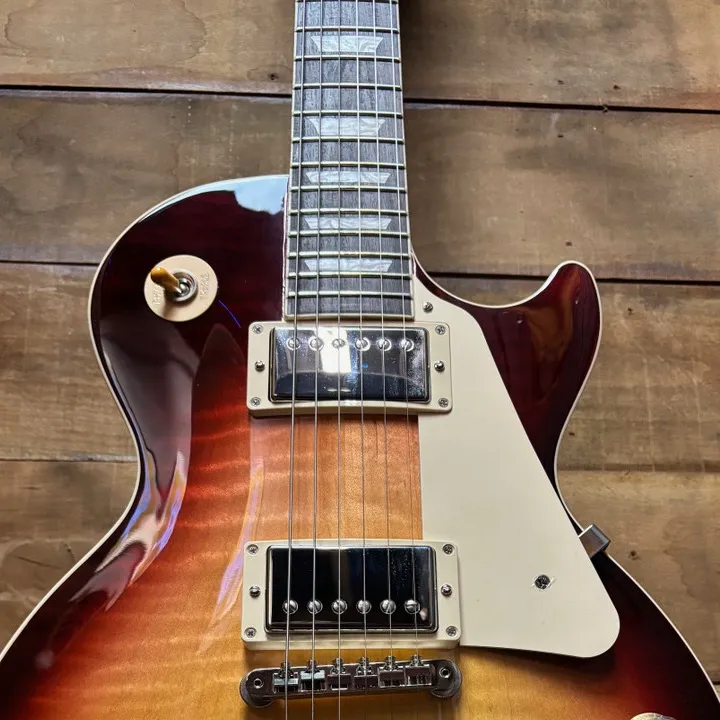 chat with ai character: Gisbon les Paul 