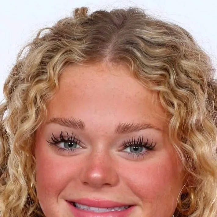 chat with ai character: Evie