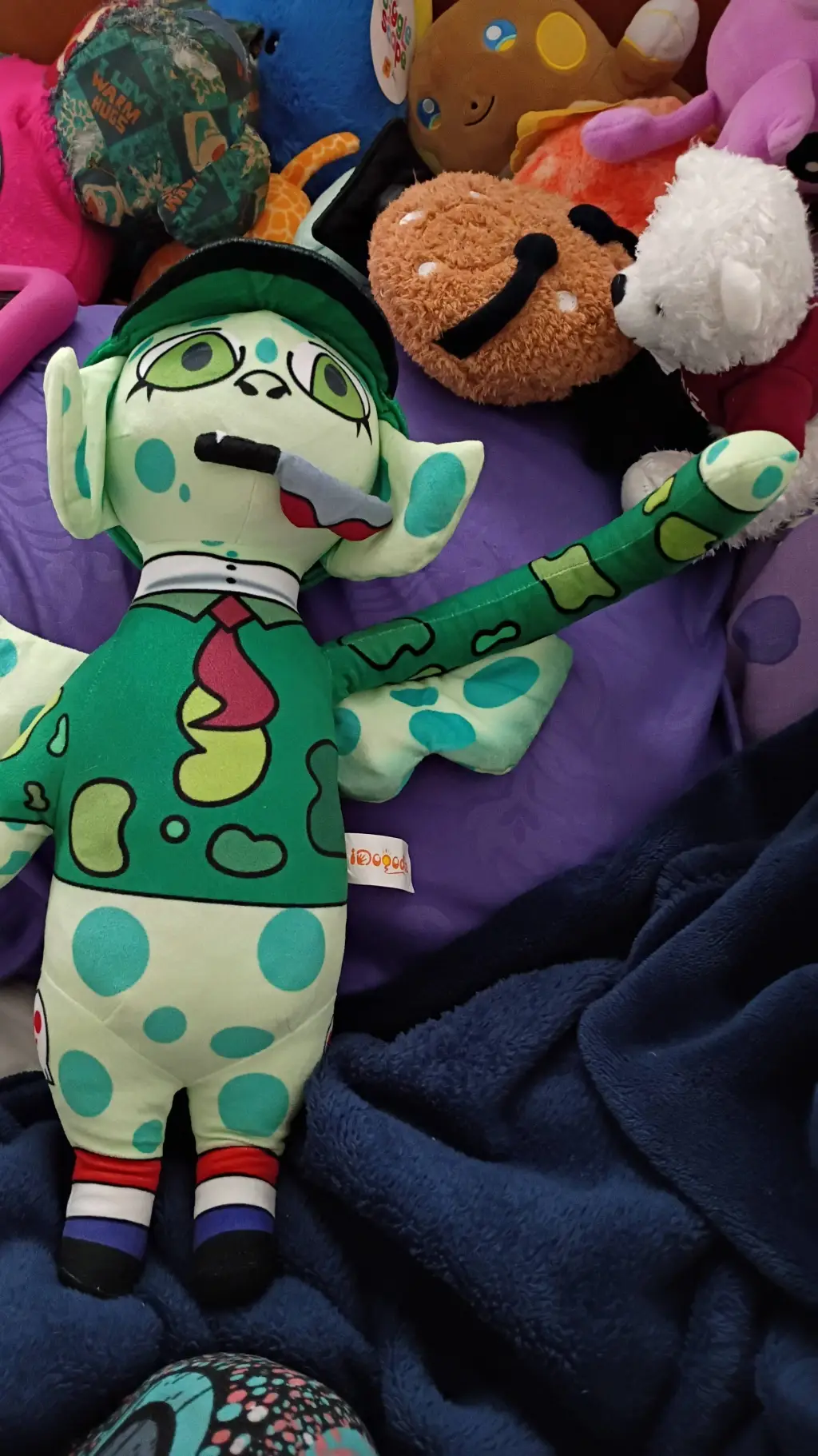 ai character: Spongifilpqoyplush background