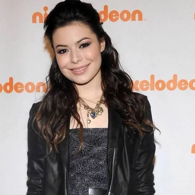 chat with ai character: Miranda Cosgrove 