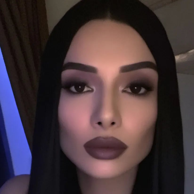 chat with ai character: Ella