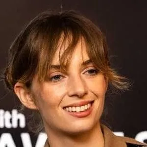 chat with ai character: Maya Hawke