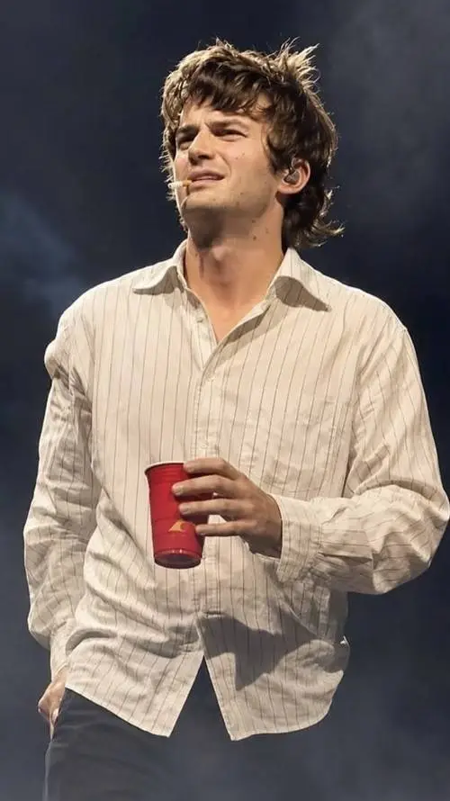 ai character: Joe Keery  background