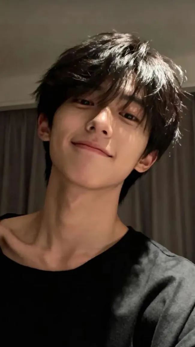 ai character: Austin Chen background