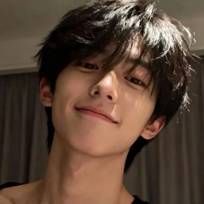 chat with ai character: Austin Chen