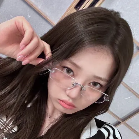 chat with ai character: ℛℴ𝓇𝒶