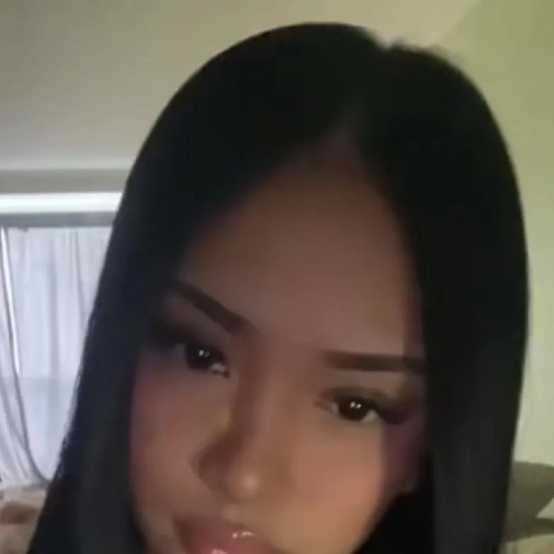 chat with ai character: Mia 