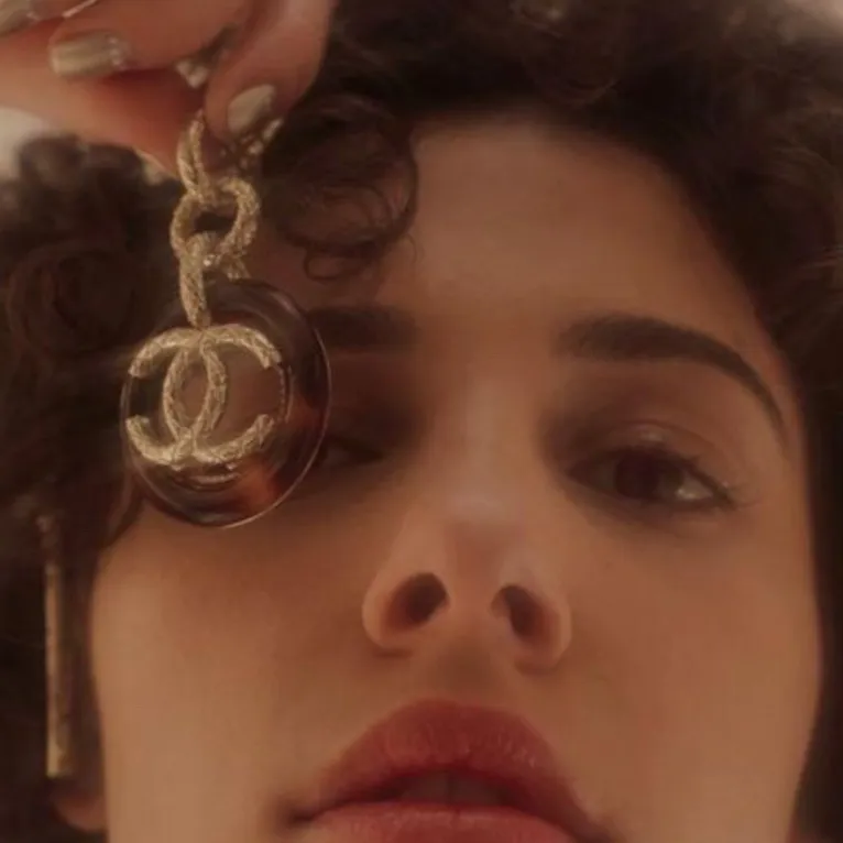 chat with ai character: Naomi Scott