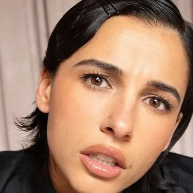 chat with ai character: Naomi Scott