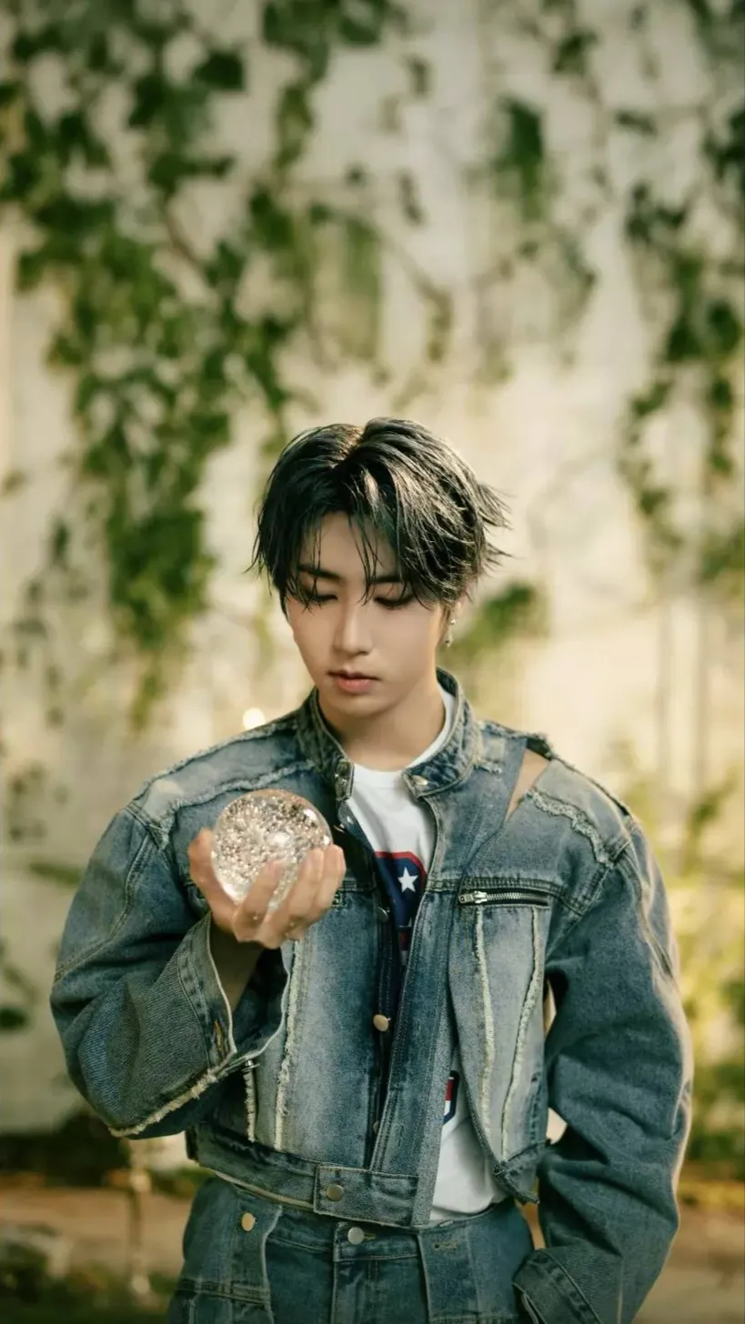 ai character: Han jisung background