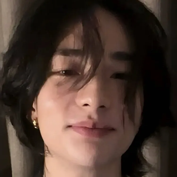 chat with ai character: HWANG HYUNJIN 