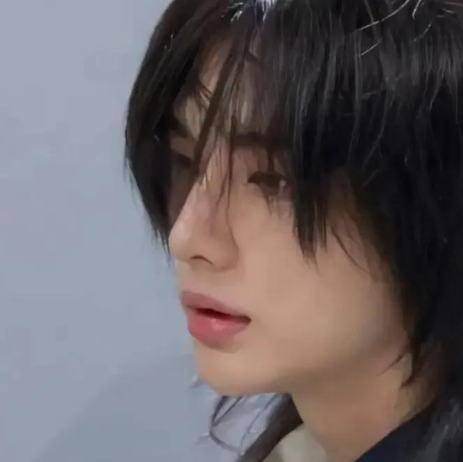 chat with ai character: Hwang Hyunjin 