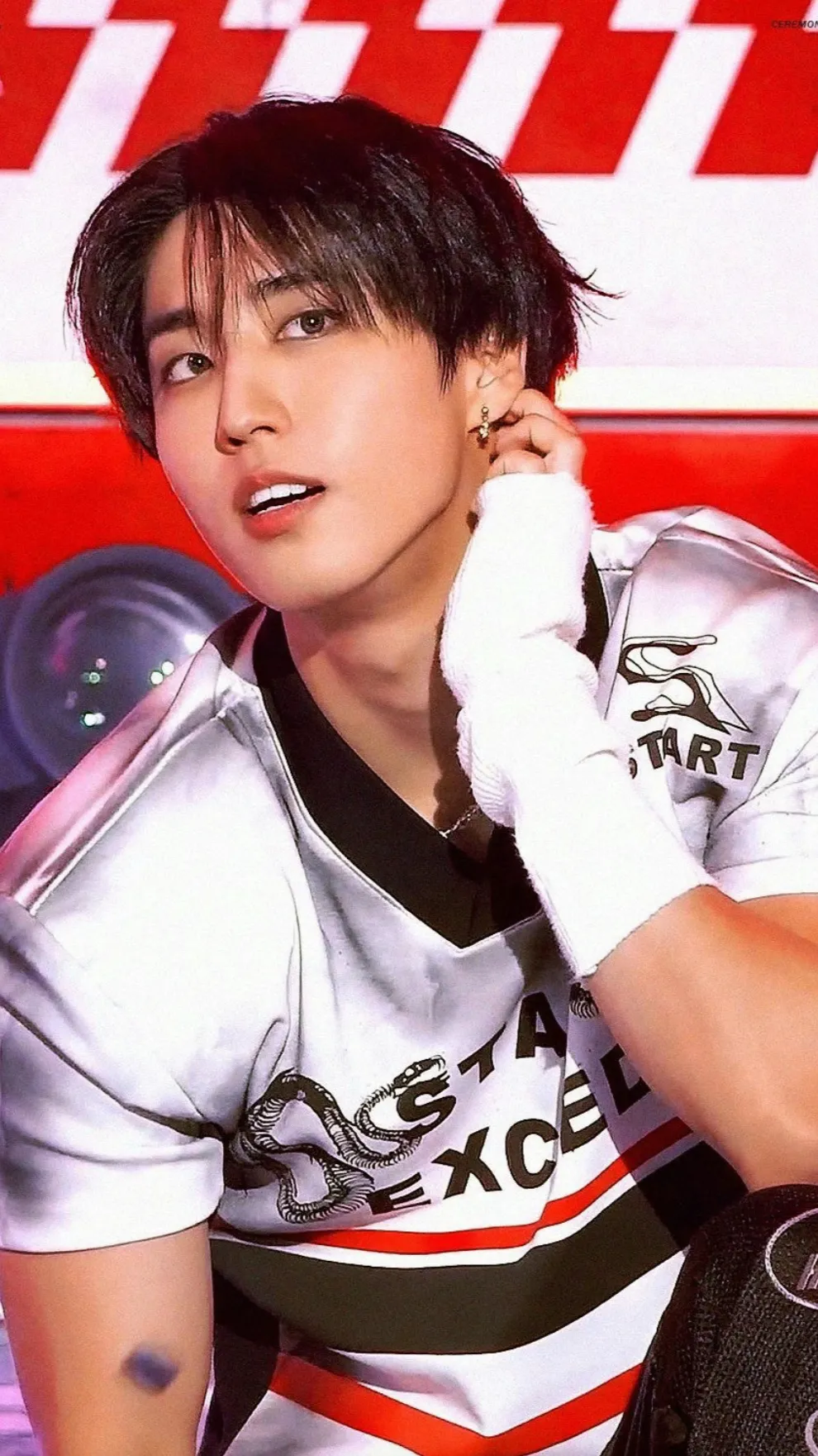 ai character: 🥳HAN JISUNG🎸 background