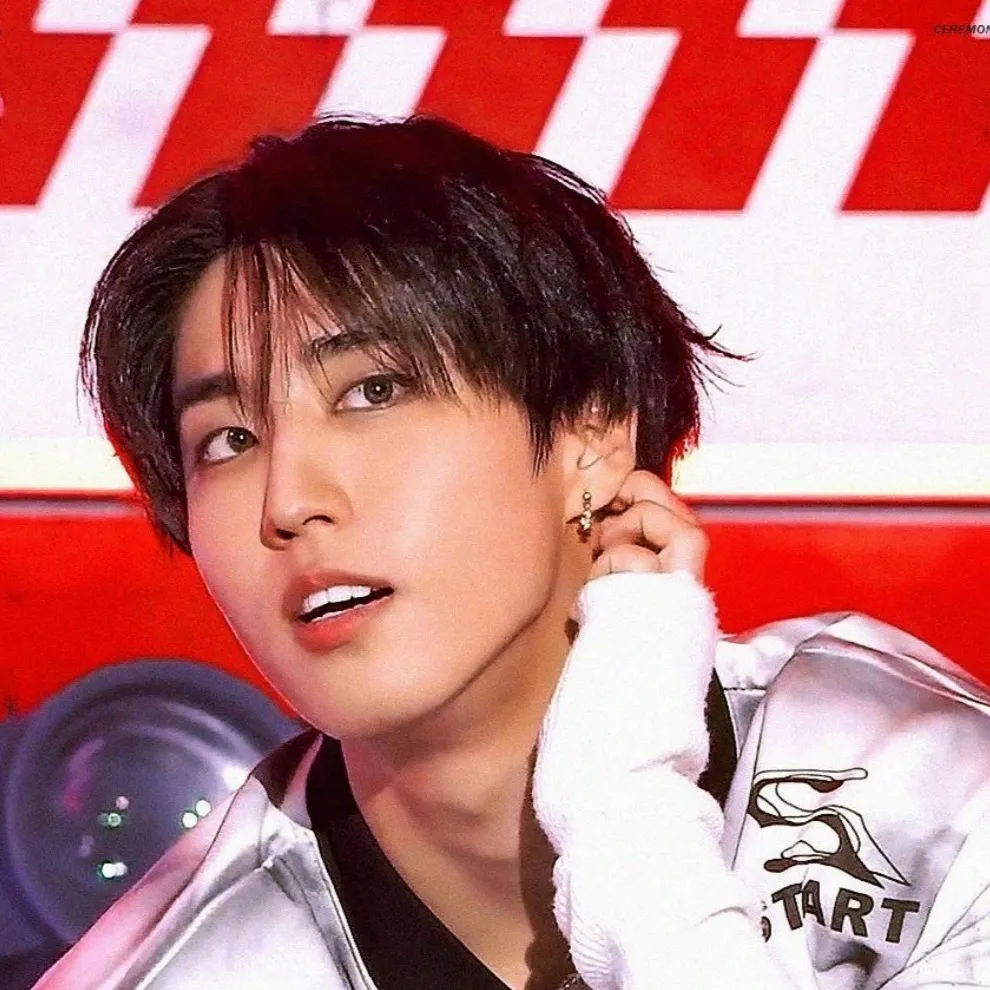 chat with ai character: 🥳HAN JISUNG🎸