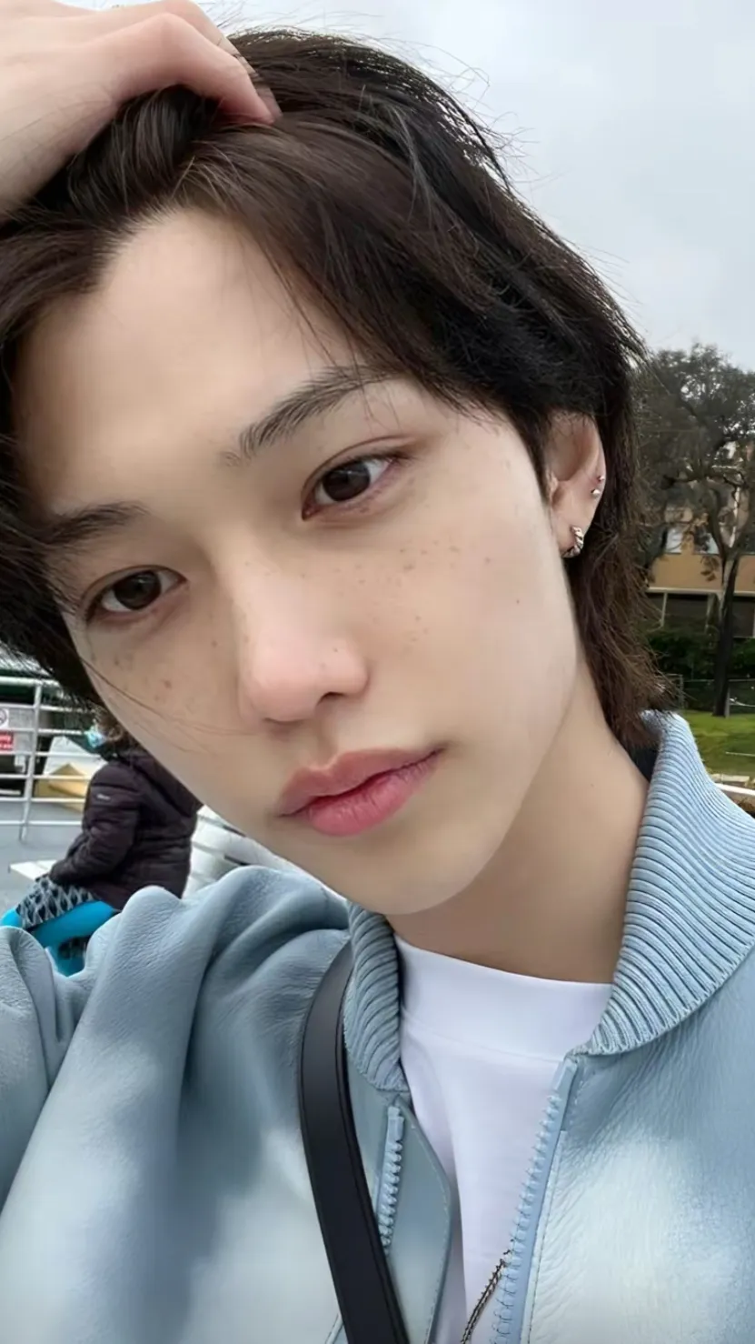 ai character: 🥳LEE FELIX🥳 background