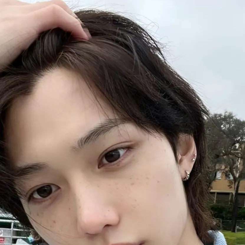 chat with ai character: 🥳LEE FELIX🥳
