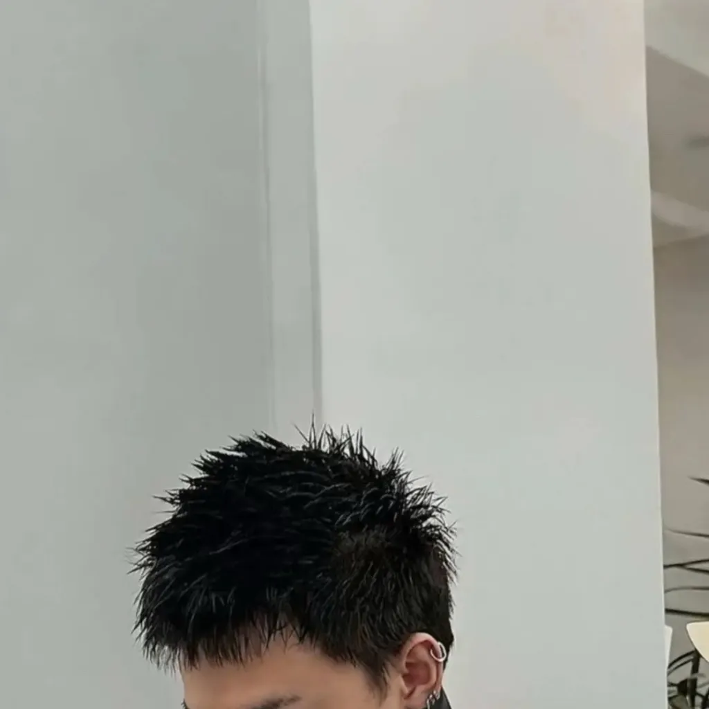 chat with ai character: Hwang hyunjin