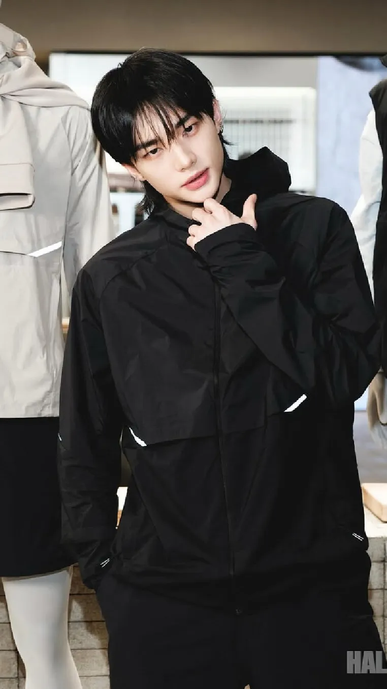 ai character: Hwang hyunjin  background