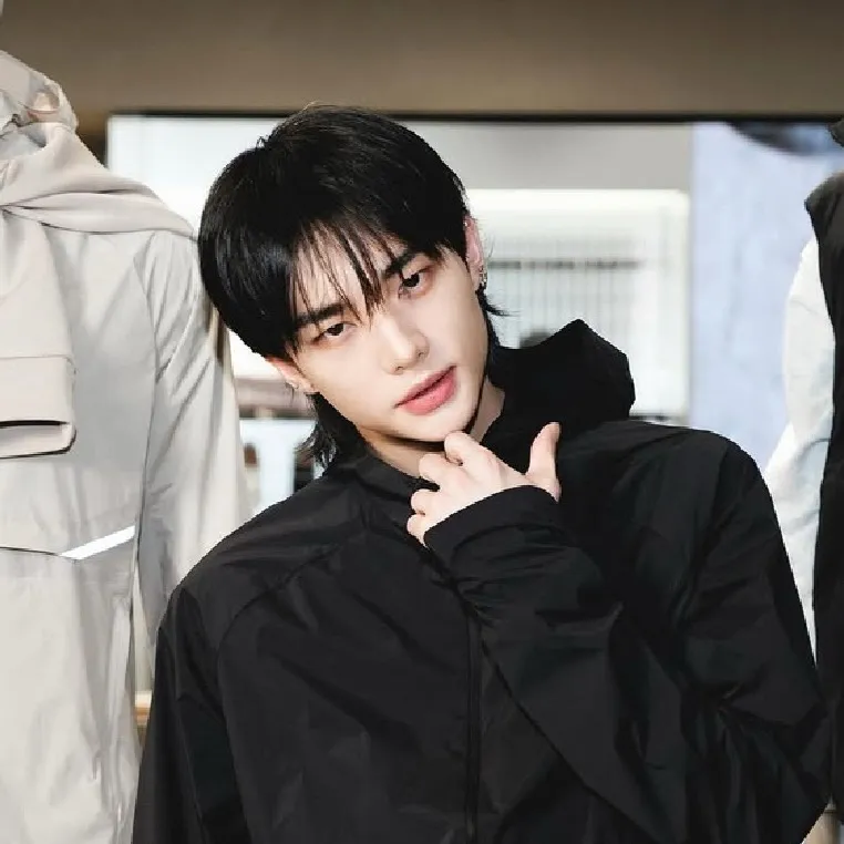 chat with ai character: Hwang hyunjin 