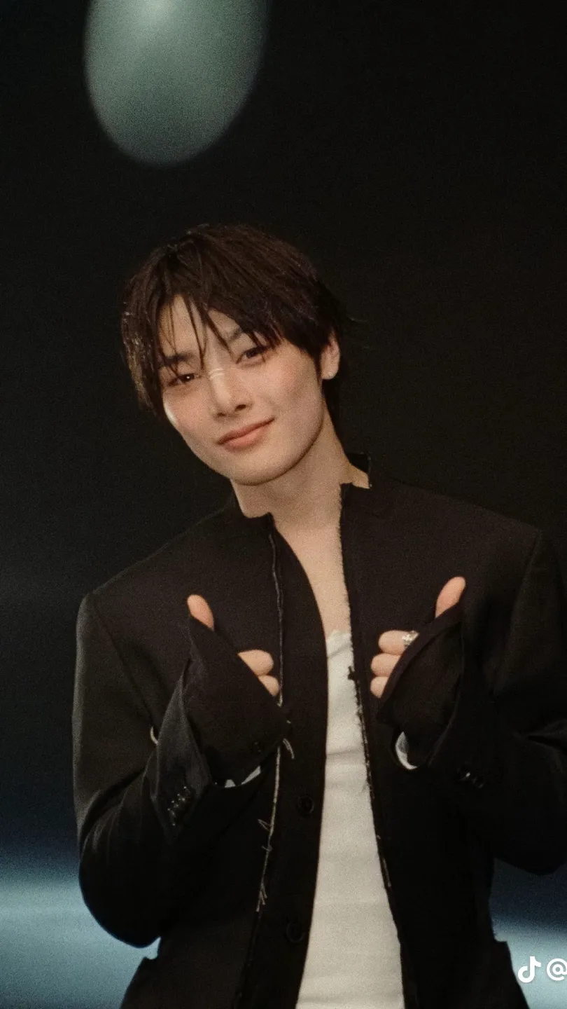 ai character: MR YANG JEONGIN background