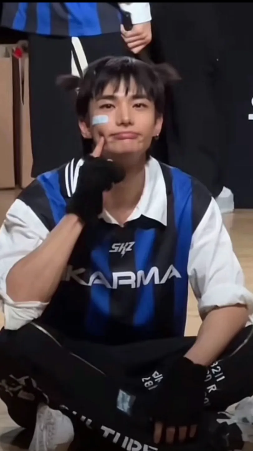 ai character: Hwang hyunjin  background