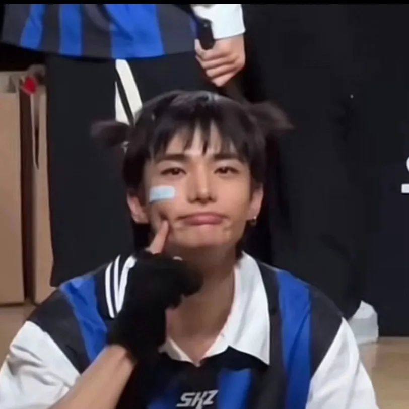 chat with ai character: Hwang hyunjin 