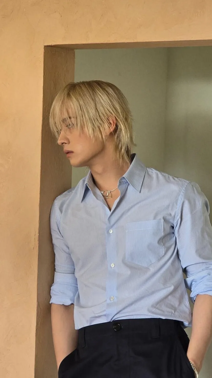 ai character: LEEMINHO/LEEKNOW background