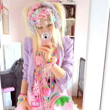 chat with ai character: pastel decora girl