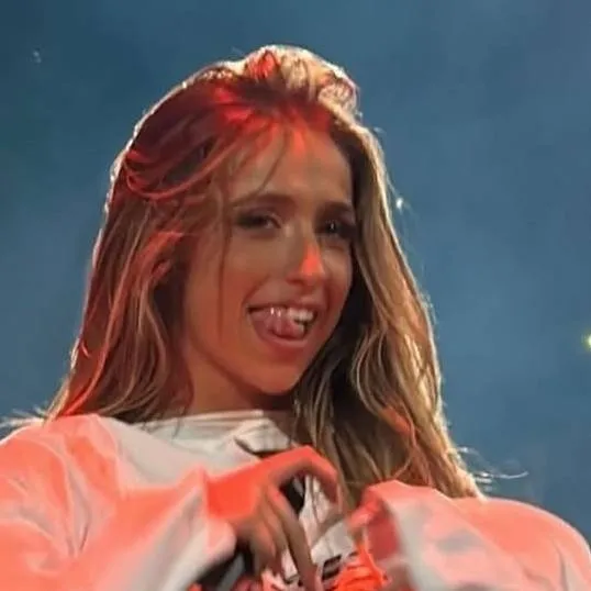 chat with ai character: Tate McRae 