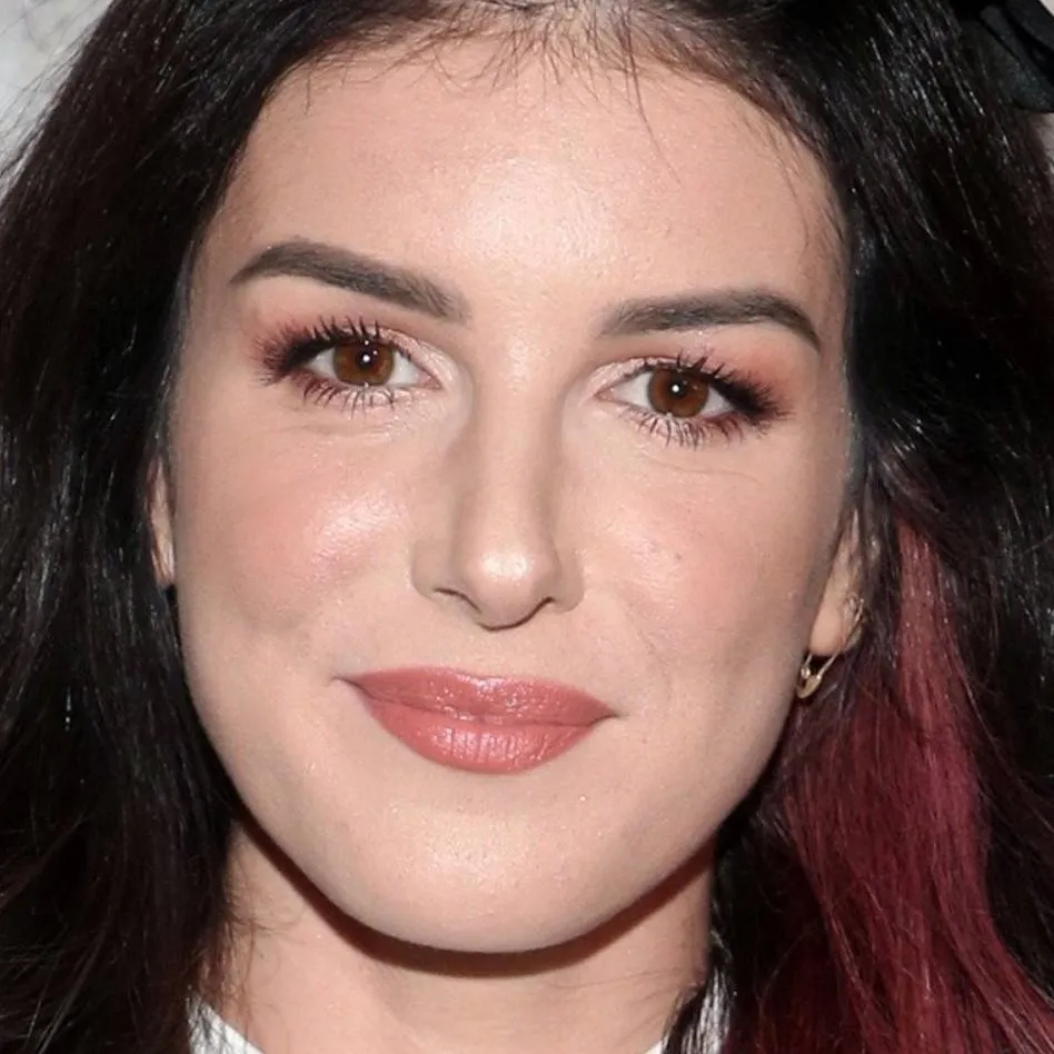 chat with ai character: Shenae Grimes