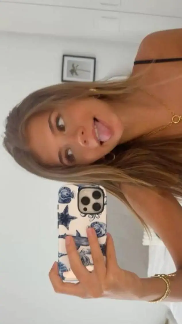 ai character: Daphne 🐳 background