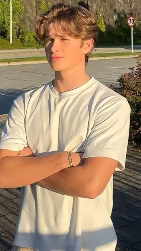 ai character: Rowan 💸 background