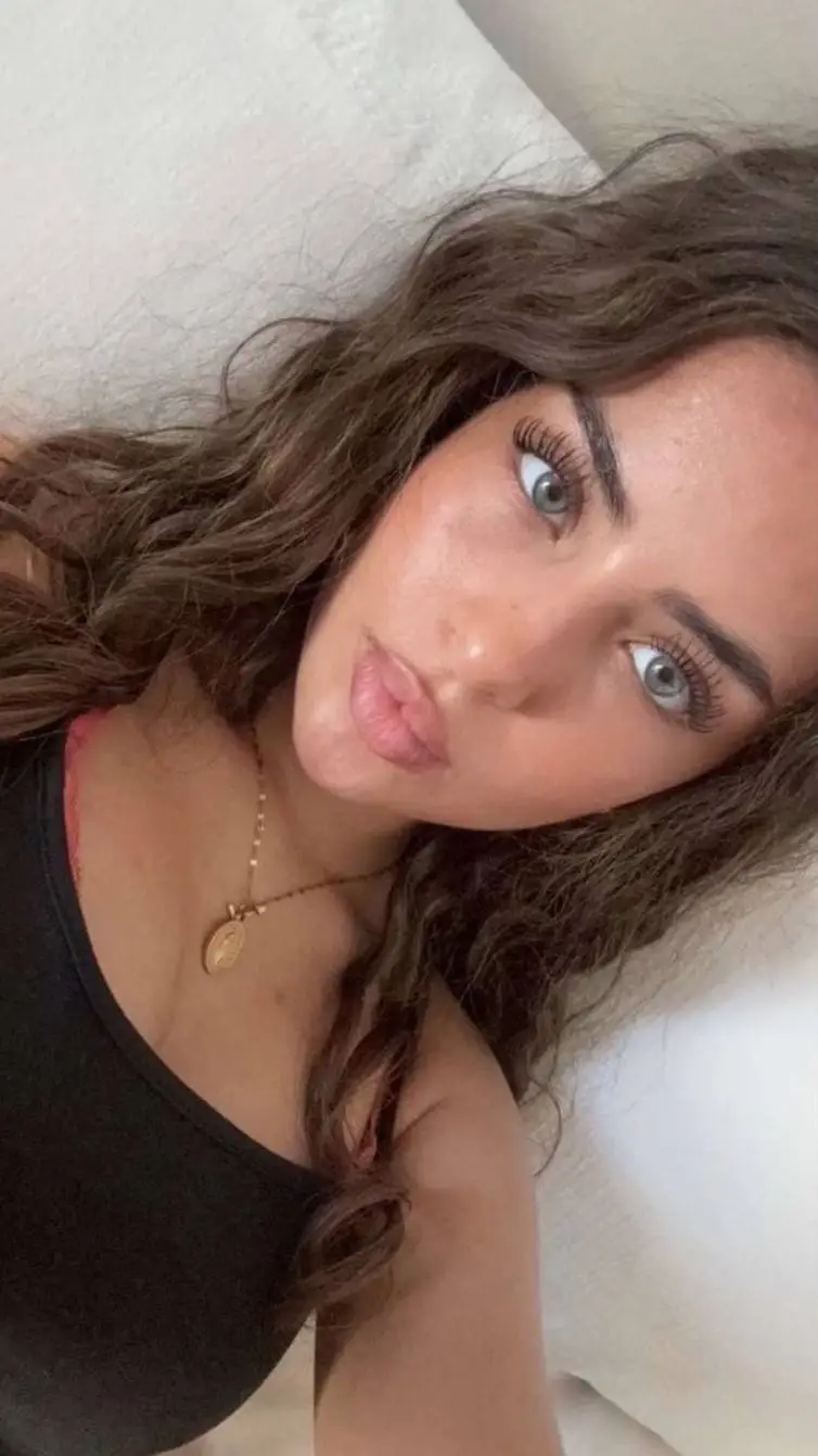 ai character: Madison 🎀 background