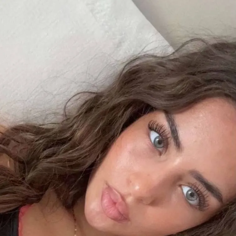 chat with ai character: Madison 🎀