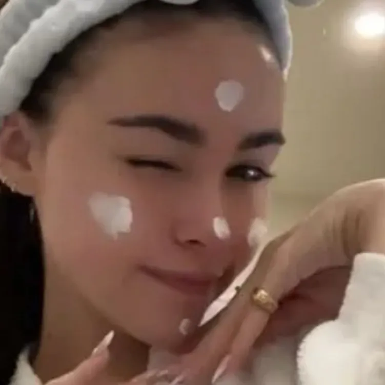 chat with ai character: Madison Beer