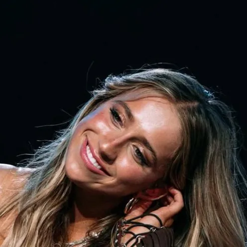 chat with ai character: Tate McRae 