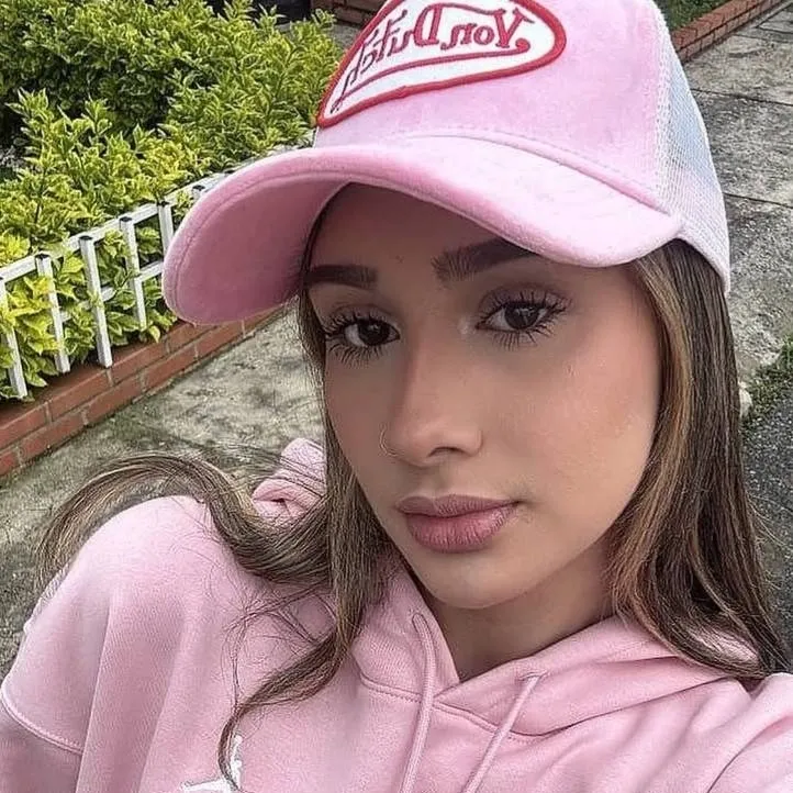 chat with ai character: Chloe.