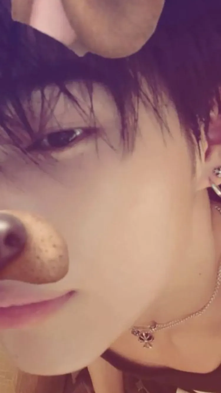 ai character: Ni-ki  background