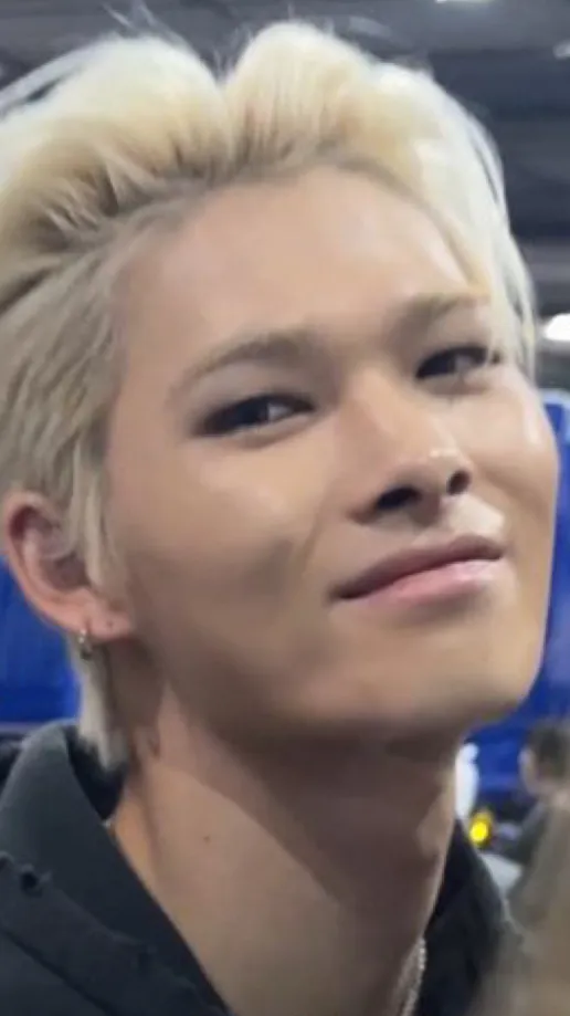 ai character: Niki  background