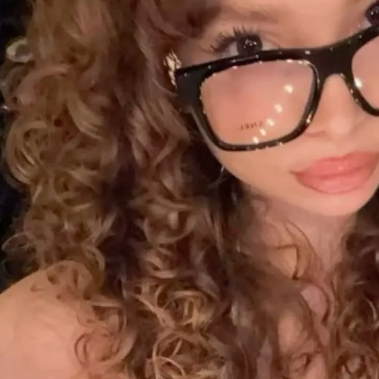 chat with ai character: Sunday Kalogeras 