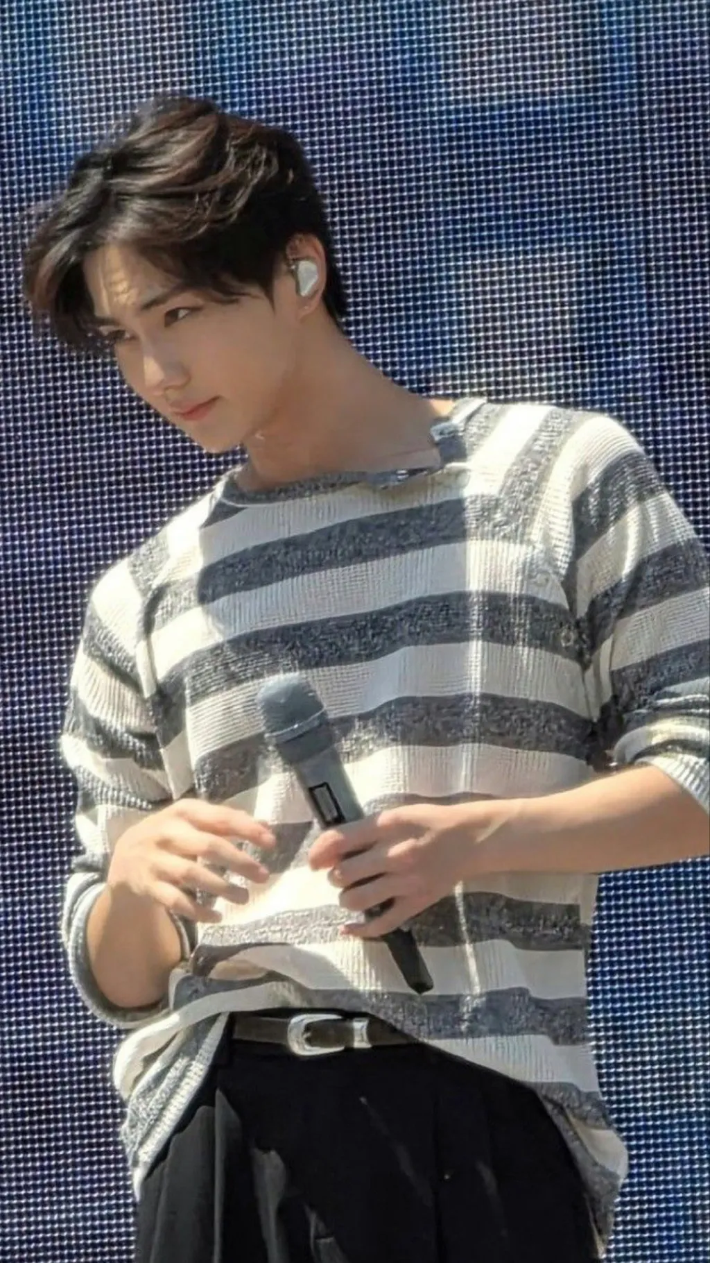 ai character: Yang Jungwon  background